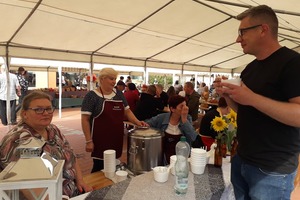 Na zdjęciu osoby promujące swoje stoisko  (photo)