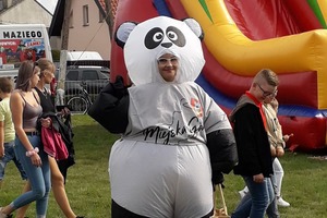 Kobieta w przebraniu pandy (photo)