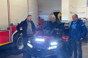 Na zdjęciu znajduje się 3 mężczyzn. Jeden z nich siedzi na środku na quadzie. (photo)
