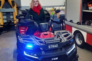 Na zdjęciu znajduje się kobieta siedząca na pojeździe typu quad. (photo)