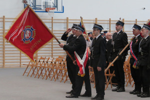 Strażacy wnoszący sztandary (photo)