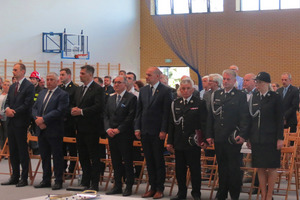 Uczestnicy wydarzenia stojący na baczność (photo)