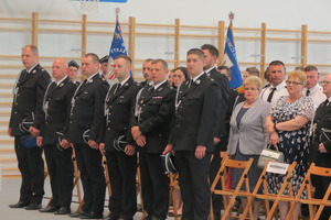 uczestnicy wydarzenia stojący na baczność (photo)
