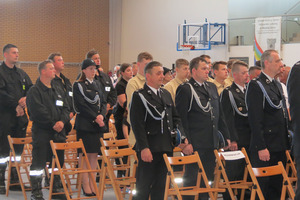 Strażacy stojący na baczność (photo)