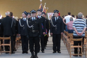 Strażacy wprowadzający sztandary (photo)