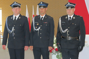 Strażacy pozujący do zdjęcia po wręczeniu nagród (photo)