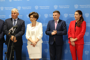 Burmistrz Miejskiej Górki, Minister Rodziny i Polityki Społecznej Marlena Maląg, poseł na sejm Tomasz Ławniczak i Ewa Rosik zastępująca posła Jana Dziedziczaka. (photo)