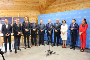 Uczestnicy spotkania z Minister Rodziny i Polityki Społecznej Marleną Maląg, posłem na sejm Tomaszem Ławniczakiem i Ewą Rosik zastępującą posła Jana Dziedziczaka. (photo)