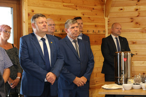 Uczestnicy spotkania słuchający przemówienia (photo)
