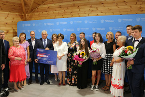 Przedstawiciele Gminy Miejska Górka z Minister Rodziny i Polityki Społecznej Marleną Maląg, posłem na sejm Tomaszem Ławniczakiem i Ewą Rosik zastępującą posła Jana Dziedziczaka w czasie wręczania promesy. (photo)