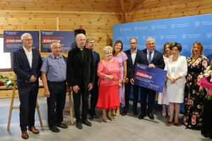 Przedstawiciele Gminy Miejska Górka z Minister Rodziny i Polityki Społecznej Marleną Maląg w czasie wręczania promesy. (photo)