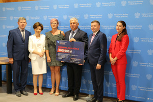 Przedstawiciele Gminy Miejska Górka z Minister Rodziny i Polityki Społecznej Marleną Maląg, posłem na sejm Tomaszem Ławniczakiem i Ewą Rosik zastępującą posła Jana Dziedziczaka w czasie wręczania promesy. (photo)