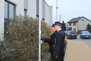 Wciągniecie flagi na maszt przez trzech strażaków (photo)
