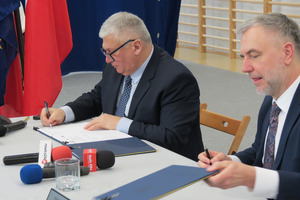 Podpisanie umowy przez Marszałka oraz Burmistrza (photo)