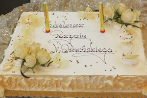 Tort z okazji jubileuszu pożycia małżeńskiego w kolorze białym udekorowany różami (photo)