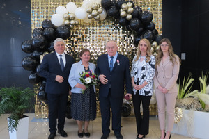 Para jubilatów z medalami za Długoletnie Pożycie Małżeńskie w towarzystwie Burmistrza Miejskiej Górki, kierownik Urzędu Stanu Cywilnego oraz jej zastępczyni. (photo)