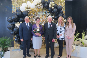 Para jubilatów z medalami za Długoletnie Pożycie Małżeńskie w towarzystwie Burmistrza Miejskiej Górki, kierownik Urzędu Stanu Cywilnego oraz jej zastępczyni. (photo)