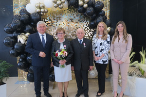 Para jubilatów z medalami za Długoletnie Pożycie Małżeńskie w towarzystwie Burmistrza Miejskiej Górki, kierownik Urzędu Stanu Cywilnego oraz jej zastępczyni. (photo)