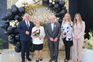 Para jubilatów z medalami za Długoletnie Pożycie Małżeńskie w towarzystwie Burmistrza Miejskiej Górki, kierownik Urzędu Stanu Cywilnego oraz jej zastępczyni. (photo)