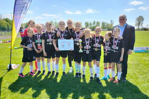 Zdjęcie przedstawia zespół laureatów w medalach z trenerem i Burmistrzem Miejskiej Górki. (photo)