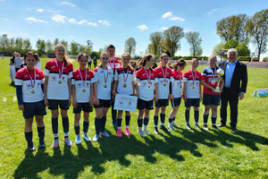 Zdjęcie przedstawia zespół laureatów w medalach z trenerem i Burmistrzem Miejskiej Górki. (photo)