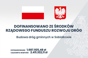 Plakat informujący o budowie dróg gminnych w Sobiałkowie. (photo)