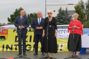 Zdjęcie przedstawia Burmistrza Gminy Miejska Górka wraz z osobami zaproszonymi do udziału w Powiatowym Dniu Integracji. Stoją oni wszyscy na scenie. (photo)