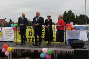 Zdjęcie przedstawia Burmistrza Gminy Miejska Górka wraz z osobami zaproszonymi do udziału w Powiatowym Dniu Integracji. Stoją oni wszyscy na scenie. (photo)