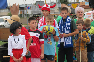 Zdjęcie przedstawia dzieci, które są kolorowo ubrane. (photo)