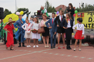 Zdjęcie przedstawia grupę młodzieży, którzy stoją w jednym rzędzie. Kolorowo są ubrani. (photo)