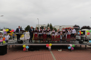 Zdjęcie przedstawia chór starszych kobiet stojących na scenie. Ubrane są w tradycyjne ludowe stroje. (photo)