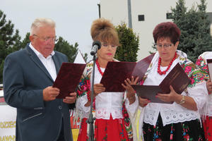 Zdjęcie przedstawia dwie Panie ubrane w tradycyjne ludowe stroje oraz starszego Pana w garniturze. (photo)