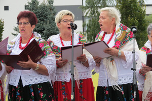 Zdjęcie przedstawia trzy Panie ubrane w tradycyjne stroje ludowe, które śpiewają. (photo)