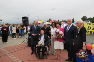 Zdjęcie grupowe Burmistrza Gminy Miejska Górka wraz z osobami zaproszonymi do udziału w Powiatowym Dniu Integracji. (photo)
