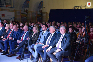 Zdjęcie przedstawia uczestników gali Liderów Wielkopolskiej Odnowy Wsi. Na zdjęciu można zauważyć Burmistrza Gminy Miejska Górka, czy też Wicemarszałka Województwa Wielkopolskiego. (photo)