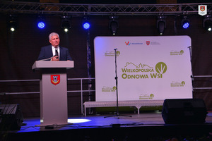 Zdjęcie przedstawia Burmistrza Gminy Miejska Górka, stojącego przed mównicą, który wygłasza przemowę podczas gali Liderów Wielkopolskiej Odnowy Wsi. (photo)
