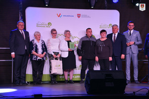 Zdjęcie grupowe kilku osób, w tym Burmistrza Gminy Miejska Górka oraz Wicemarszałka Województwa Wielkopolskiego, stojących na scenie. (photo)