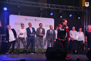Zdjęcie przedstawia występ jednego z zespołów podczas gali Liderów Wielkopolskiej Odnowy Wsi. (photo)