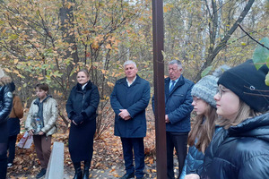 Na zdjęciu znajduje się mężczyzna - burmistrz Miejskiej Górki w towarzystwie radnych. Otaczają ich dzieci. (photo)