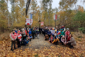 Zdjęcie grupowe uczestników marszu niepodległości. Są na nim uczniowie, radni, sołtysi, rodzice oraz nauczyciele. (photo)
