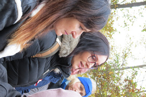 Na zdjęciu widoczny twarze trzech kobiet. Przemawia dyrektor Zespołu Szkół w Dłoni. (photo)