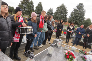 Uczestnicy uroczystości znajdują się na cmentarzu w Kołaczkowicach przy pamiątkowej mogile. (photo)