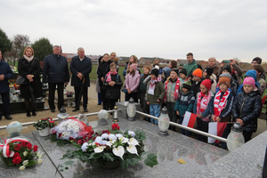 Uczestnicy uroczystości znajdują się na cmentarzu w Kołaczkowicach przy pamiątkowej mogile. (photo)