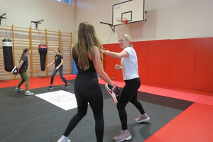 Dwie kobiety ćwiczące podstawy samoobrony (photo)