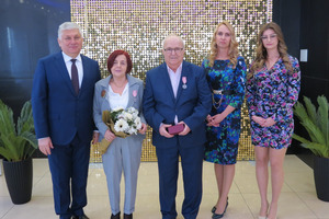Zdjęcie przedstawia małżeństwo obchodzące Jubileusz ślubu, Burmistrza Gminy Miejska Górka i dwie Panie. (photo)