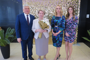 Zdjęcie przedstawia Panią obchodzącą Jubileusz ślubu, Burmistrza Gminy Miejska Górka i dwie Panie. (photo)
