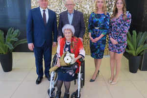 Zdjęcie przedstawia małżeństwo obchodzące Jubileusz ślubu, Burmistrza Gminy Miejska Górka i dwie Panie. (photo)