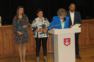Przedstawiciele komisji skrutacyjnej, na mównicy przemawia radna Janina Wolska (photo)