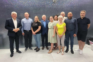 Zdjęcie przedstawia stojących obok siebie ludzi - kobiet i mężczyzn (photo)