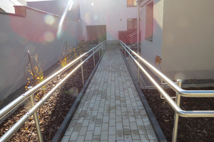 Podjazd do Urzędu dla osób ze szczególnymi potrzebami (photo)